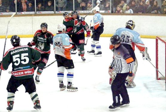 Jubel unter den Wölfen (Foto: Koch) Jubel unter den Wölfen (Foto: Koch)