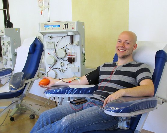 Plasmaspender Michael John spendet am Rathaus. (Foto: Plasma Service Europe)