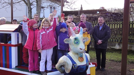 Die Kinder des Zwergenlands in Uthleben freuen sich &uuml;ber ihr Turnb&ouml;ckchen (Foto: Kreissportbund)