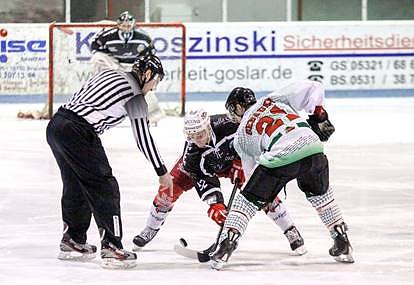 Am Ende lobten beide Trainer den gut pfeiffenden Schiedsrichter (Foto: Neuendorff)