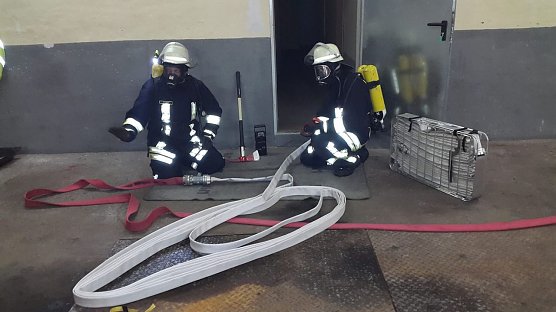 Schlauchmanagement trainiert (Foto: Feuerwehr Liebenrode)