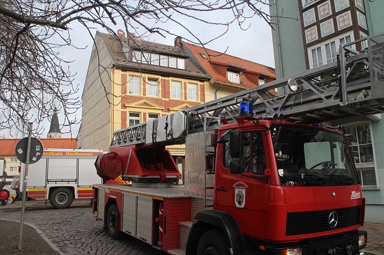 Rettungskr&auml;fte der Nordh&auml;user Feuerwehr und des Krankenhauses waren am Mittag zum Einsatz in der B&auml;ckerstra&szlig;e ausger&uuml;ckt (Foto: Angelo Glashagel)