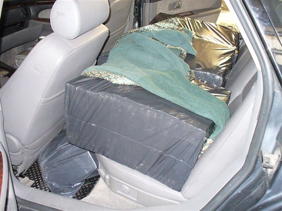 Das Auto voller Zigaretten (Foto: Zoll) Das Auto voller Zigaretten (Foto: Zoll)