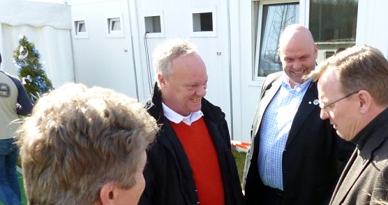 Bodo Ramelow wird von Nico Kleofas und Wacker Ehrenmitglied Rolf T&ouml;pperwien begr&uuml;&szlig;t (Foto: nnz)