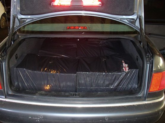 Das Auto voller Zigaretten (Foto: Zoll) Das Auto voller Zigaretten (Foto: Zoll)