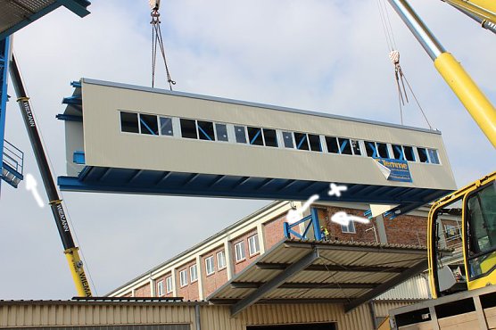Neue Seilfahrtsbr&uuml;cke wird montiert (Foto: Karl-Heinz Herrmann)