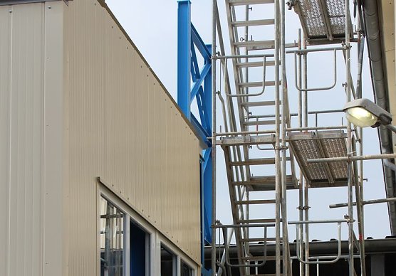 Neue Seilfahrtsbr&uuml;cke wird montiert (Foto: Karl-Heinz Herrmann)