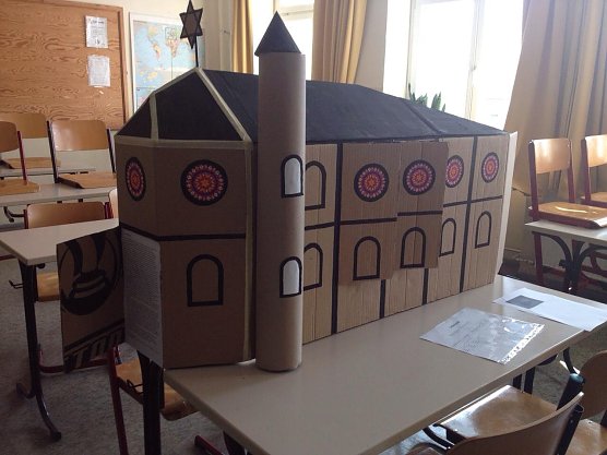 Die Sch&uuml;ler des Bleicher&ouml;der Schiller Gymnasiums besch&auml;ftigten sich mit den Spuren der j&uuml;dischen Geschichte in ihrer Heimatstadt (Foto: Schiller Gymnasium Bleicherode)