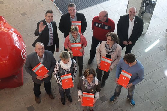 Sieben Schulen und Vereine wurden durch den Sozialfonds heute bedacht (Foto: Angelo Glashagel) Sieben Schulen und Vereine wurden durch den Sozialfonds heute bedacht (Foto: Angelo Glashagel)