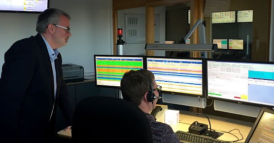 N&uuml;&szlig;le zu Besuch in der Leitstelle (Foto: J. Piper)
