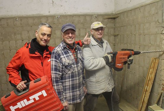 Michael Hauser hatte den "Giganten" von Hohenrode eine Hilti-Bohrmaschine f&uuml;r extra gro&szlig;e L&ouml;cher mitgebracht (Foto: Angelo Glashagel)