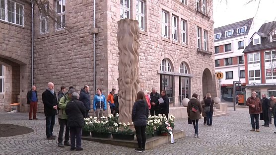 Mahnwache an der Stele vor dem Nordh&auml;user Rathaus - eine Sache der Zivilcourage (Foto: Angelo Glashagel)