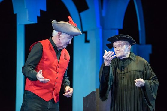 "Des Pudels Kern" am Nordh&auml;user Theater - Manfred Baumann als Mephisto geht den Teufelspakt mit Faust (Wolfgang Hartmann) ein (Foto: Roland Obst)