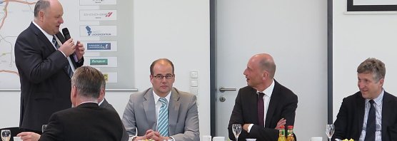 Minister Wolfgang Tiefensee stellt sich Unternehmern (Foto: nnz)