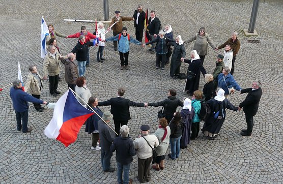 Gemeinsam mit Oberb&uuml;rgermeister Dr. Klaus Zeh stellten die Teilnehmer als symbolischen Akt � auch gegen den Antisemitismus unserer Zeit - einen lebendigen Davidstern dar (Foto: Ilona Bergmann)