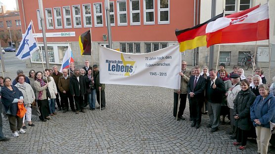 Teilnehmer des Marsch des Lebens vor dem Rathaus angekommen (Foto: Ilona Bergmann)