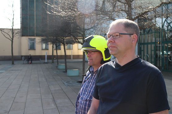 Kai Ballhause, rechts im Bild, ist Eisenbahnfreund und hat das Fest fast im Alleingang auf die Beine gestellt (Foto: Angelo Glashagel)