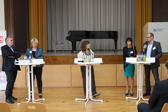 Landratskandidaten diskutierten. v.r. Stefan N&uuml;&szlig;le (CDU), Franka Hitzing (FDP), Heike Umbach (Linke), Matthias Jendricke, die Moderation &uuml;bernahm Dr. Marion Dathe (mitte)  (Foto: Angelo Glashagel)