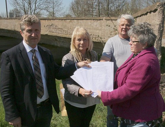 Listen &uuml;bergeben (Foto: P. Grabe|Stadtverwaltung Nordhausen)