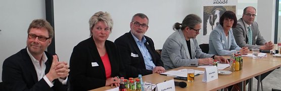 Blick auf das Podium mit Kandidaten und Moderator (Foto: Angelo Glashagel)