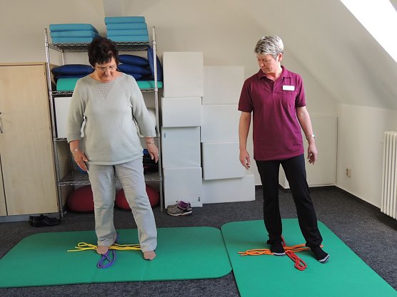 Bärbel Ohlhoff aus Kleinbodungen beim Übungsparcours (Foto: Helios Klinik Bleicherode) Bärbel Ohlhoff aus Kleinbodungen beim Übungsparcours (Foto: Helios Klinik Bleicherode)