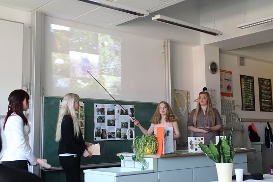 Es gab nicht nur selbstgemachte Apfelleckereien: die vier M&auml;dchen legten sich auch f&uuml;r ihren Vortrag voll ins Zeug (Foto: Angelo Glashagel)