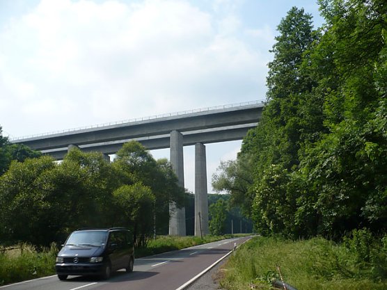 Brücke ICE Trasse (Foto: Hans-Jürgen Schmidt) Brücke ICE Trasse (Foto: Hans-Jürgen Schmidt)