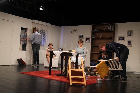 "Liebe Jelena Sergejewna" im Nordh&auml;user "Theater unterm Dach" - ein Kampf zwischen Idealismus und Opportunismus (Foto: Angelo Glashagel)