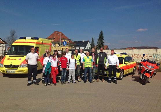  hintere Reihe (v.l.n.r.): Patric Kaiser (JUH), Alexander Gauer (JUH), Stephanie Koch (JUH), Dirk Hamann (JUH), Andreas Wichmann (Veranstalter "Zukunft Harztor e. V."), Silvio Geilhard (JUH), Wolfgang Heber (Veranstalter "Zukunft Harztor e. V."), Dirk Daniel (JUH), Stephan Klante (B&uuml;rgermeister Landgemeinde Harztor), Frank Gerstenberger (Kreisvorstand JUH) / vordere Reihe: Kinder der Johanniter-Ju (Foto: Johanniter-Unfall-Hilfe e.V./Alexander Gauer)