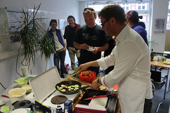 Kochender Kandidat Dirk Adams (Foto: Angelo Glashagel)