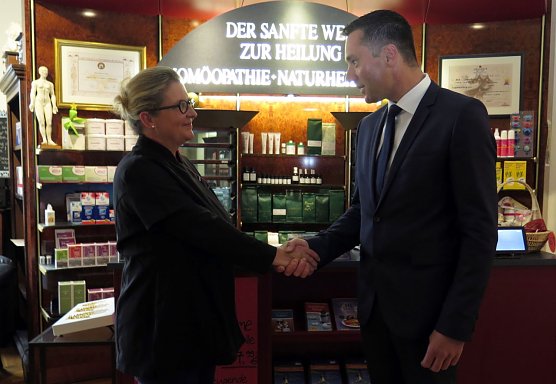 Kathrin Mucke wird von NUV Vorstand Nils Neu im Verband der Nordh&auml;user Unternehmer begr&uuml;&szlig;t (Foto: NUV)