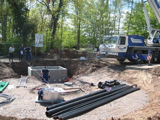 Einbau des Technikschachtes f&uuml;r den Rosengarten-Brunnen. (Foto: Sven Gerwien)