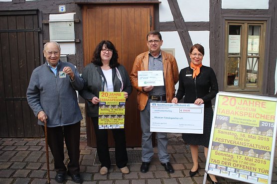 Unterst&uuml;tzung f&uuml;r den Tabakspeicher(v.r.): Wolfgang Picht von Harzer Grubenlicht, Karola Jacobi vom F&ouml;rderverein des Museums, Armin Sch&auml;fer vom Edeka-Markt Sch&auml;fer und Viktoria Rammelt von der Nordth&uuml;ringer Volksbank (Foto: Angelo Glashagel)