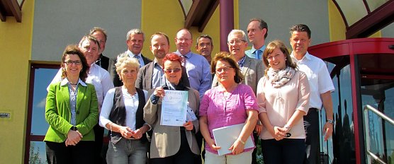 Gl&uuml;cklich &uuml;ber Zertifikat (Foto: F. Bernsdorf)