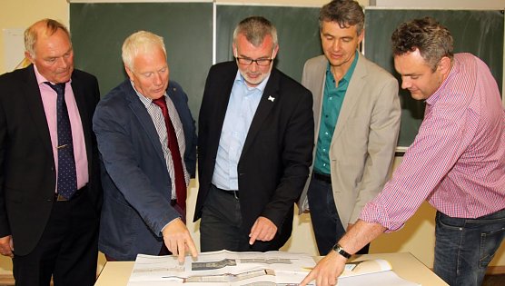 Beratung zu anstehenden Sanierungsarbeiten (Foto: J. Piper)