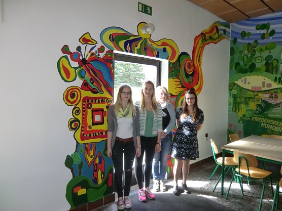 Antonia Bock, Freke Schrimpff und Julia Chrystall, Sch&uuml;lerinnen  der 11. Klasse des Schillergymnasiums Bleicherode gestalteten ihren Speisesaal im Stile Hundertwassers (Foto: K. Hornung und S. Winter)