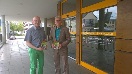 Michael Goerk, Gesch&auml;ftsf&uuml;hrer der Diakonie Nordhausen, &uuml;berreichte dem Vereinsvorsitzenden der Dritte Welt Initiative Nordhausen e.V., Dr. Volker Ermisch, ingesamt 650 Euro (Foto: Dritte Welt Initiative Nordhausen)