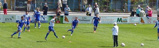 Die Mannen bereiten sich auf das Spiel vor. In 15 Minuten ist Anpfiff. (Foto: nnz)