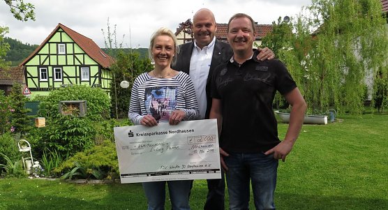 Scheck &uuml;bergeben (Foto: nnz)