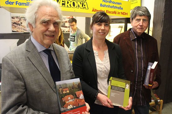 Vier Werke f&uuml;r die Geschichte der Region: Pfarrer Kurt Wiese, D&ouml;rthe Hein und Dr. Peter Kuhlbrodt stellten im Tabakspeicher ihre Arbeiten vor (Foto: Angelo Glashagel)