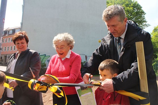 v.l.: SWG Gesch&auml;ftsf&uuml;hrerin Carola Franke, Ehrenb&uuml;rgerin Erika Schirmer, Oberb&uuml;rgermeister Dr. Klaus Zeh (Foto: Angelo Glashagel)