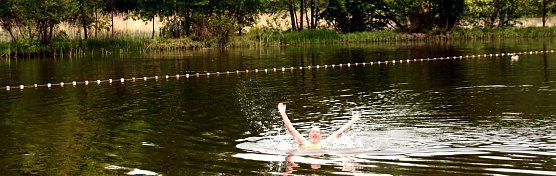 Der erste Schwimmer (Foto: J. Piper)