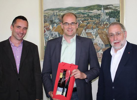 Unternehmer gratulieren neuem Landrat: Herr Niels Neu, Landrat Matthias Jendricke, Herr Roland Handrek (Foto: NUV)