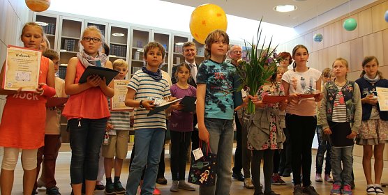 Alle Sieger der Grundschulen aus Landkreis und Stadt, vorn in der Mitte: Eric Burbott, Sieger des Kreislesewettbewerbes (Foto: I. Bergmann)