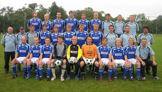 Die Mannschaft, links Trainer Vogt (Foto: Verein)