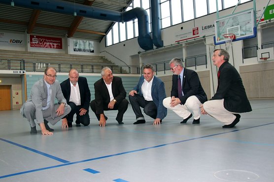 Nur mit Sportschuhen erlaubt - auch Matthias Jendricke, der Leiter der Schulverwaltung Hans-Georg M&uuml;ller, Schulsportkoordinator Werner H&uuml;tcher, Gunnar Reuter, Leiter des B&uuml;ros des Landrates/Zentrale Dienste, Bildungsdezernent Stefan N&uuml;&szlig;le und Wilhelm K&ouml;nig, der stellvertretende Schulleiter des Herder-Gymnasiums haben den neuen Boden nur auf Socken betreten, als sie sich die Wiedigsburghalle jetzt  (Foto: Jessica Pieper)