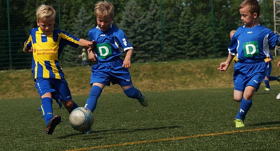 Tim Franke (gelb/blaues Trikot) gewann fast alle seiner Laufduelle. (Foto: Martina Nebelung)