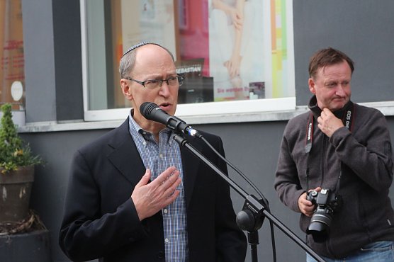Paul Growald war mit seinen beiden Vettern und seinem Sohn Daniel Speier Growald angereist, um der Stolpersteinverlegung f&uuml;r seinen Urgro&szlig;vater beizuwohnen (Foto: Angelo Glashagel)