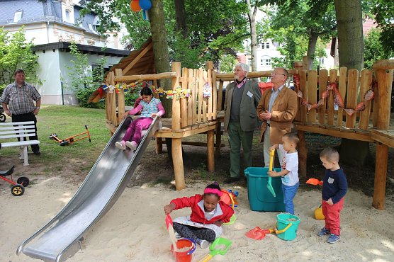 Andreas Weigel (rechts) und Herr Peterson von der Stiftung FamilienSinn er&ouml;ffneten den neuen Spielplatz (Foto: Angelo Glashagel)