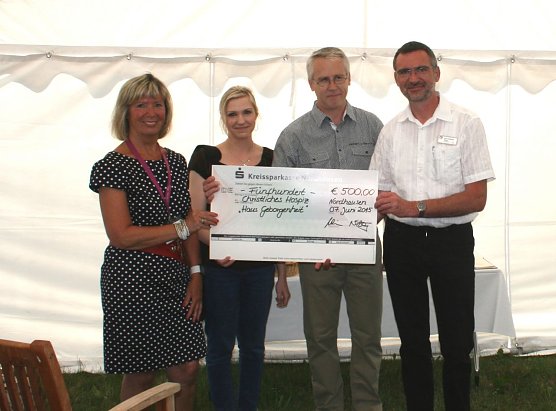 Eine besondere &Uuml;berraschung gab es f&uuml;r den F&ouml;rderverein. Zwei Vertreter der Firma SINOI aus Niedersachswerfen &uuml;berreichten einen Spendenscheck in H&ouml;he von 500 Euro.  (Foto: Margret Holzapfel)